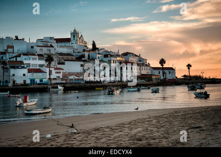 Angeln Dorf Ferragudo in der Algarve-Portugal in der Abenddämmerung Stockfoto