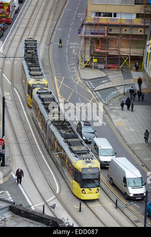 Manchester High Street im Shudehill Bereich des Stadtzentrums, stoppt die Metrolink-Straßenbahn an der Ampel Stockfoto