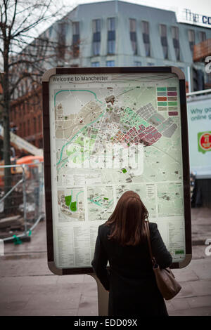 Eine Dame auf einer Straßenkarte von Manchester City centre Stockfoto