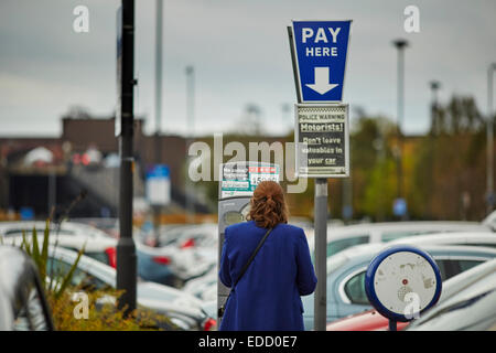 Eine Dame zahlt für ihren Parkplatz in einem Stockport Stadtzentrum Parkplatz Stockfoto