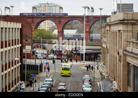 Stockport Stadtzentrum Chestergate mit dem Backstein-Viadukt in der Ferne Stockfoto