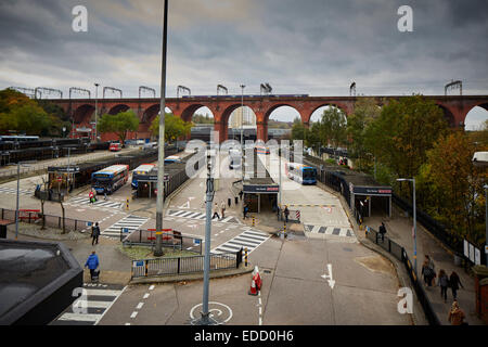 Stockport Stadtzentrum Viadukt von der Hauptstraße A6, der Busbahnhof im Vordergrund Stockfoto