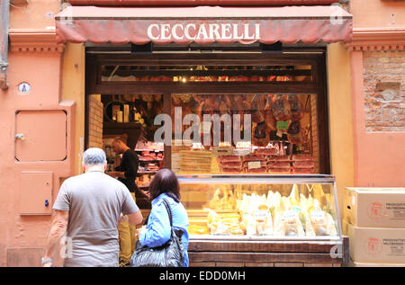 Fleisch aus der Region-Shop auf der Via Pescherie Vecchie, im Stadtteil historischen Markt in Bologna, Emilia Romogna, Italien Stockfoto