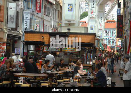 Menschen, die Essen an Tischen im Freien in Essen Street, Chinatown, Singapur Stockfoto