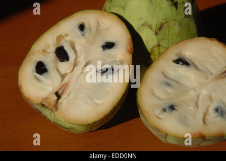 Cherimoya Frucht in zwei Hälften geschnitten Stockfoto