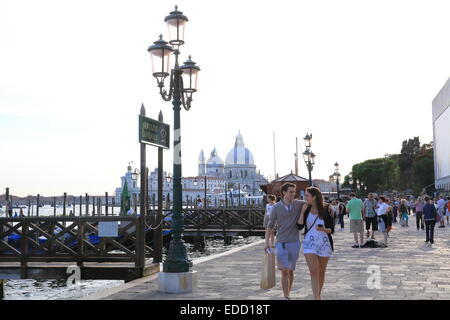 Paar zu Fuß entlang in Venedig, an einem Sommerabend in NE Italien, Europa Stockfoto