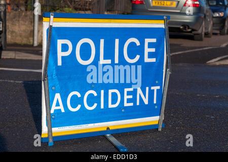 Ein Polizei-Unfall-Zeichen auf einer Straße in Großbritannien. Stockfoto