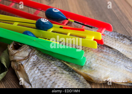 Getrocknete Roach - Vobla und Ausrüstung für die Fischerei mit einem Schwimmer auf einem Holztisch Stockfoto