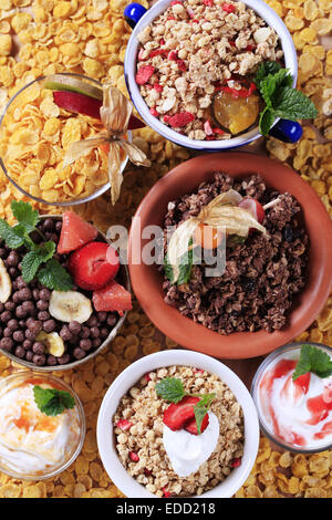 Verschiedene Arten von Frühstücks-Cerealien - overhead Stockfoto
