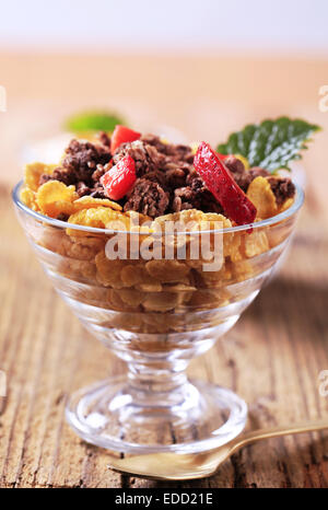 Schüssel mit Cornflakes und Schokolade Müsli Stockfoto