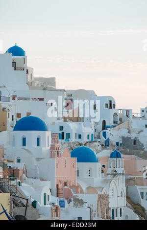 Sonnenaufgang in Santorini mit Blick auf die Stadt Oia, Santorini, Kykladen, griechische Inseln, Griechenland Stockfoto