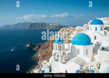 Blick auf das Meer und die Stadt Oia, Santorini, Cyclades, griechische Inseln, Griechenland Stockfoto