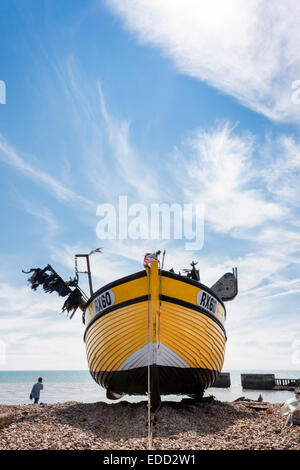 Angelboot/Fischerboot am Kiesstrand an Hastings, Sussex. Stockfoto