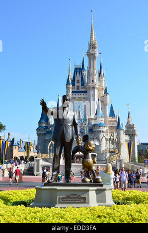 Vor Cinderella Castle im Magic Kingdom, im Disney World Resort in Orlando Florida. Stockfoto