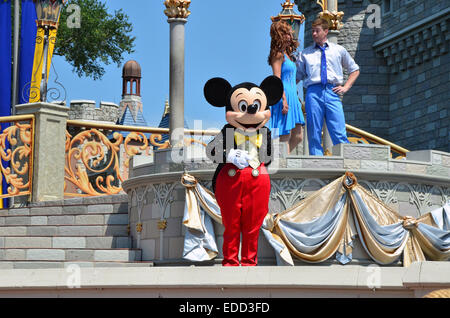 Mickey Mouse vor Cinderella Castle im Magic Kingdom, im Disney World Resort in Orlando Florida. Stockfoto