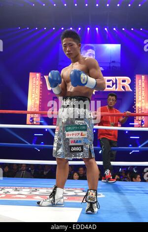 Tokio, Japan. 30. Dezember 2014. Takuma Inoue (JPN) Boxen: Takuma Inoue Japans stellt nach dem Gewinn des 8R 51,7 kg Gewicht Kampfes am Tokyo Metropolitan Gymnasium in Tokio, Japan. © Hiroaki Yamaguchi/AFLO/Alamy Live-Nachrichten Stockfoto