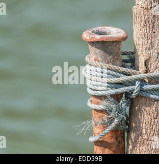 Alte rostige Rohr bis zu Holz gebunden. Stockfoto