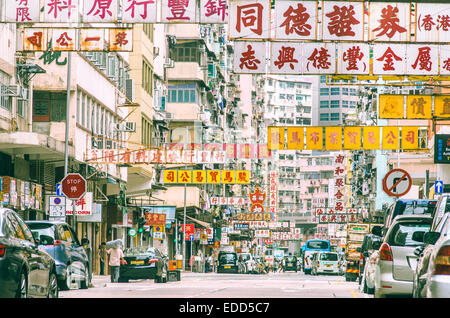 Eine Straßenansicht von Hongkong, mit allen Schild mit chinesischen Schriftzeichen. Stockfoto