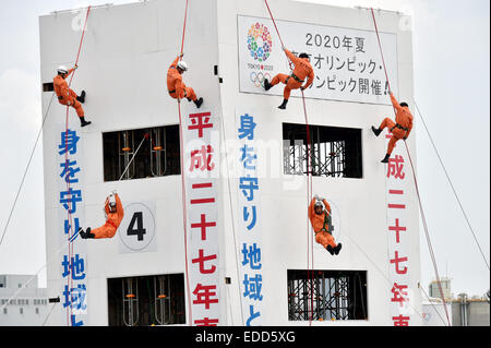 Tokio, Japan. 6. Januar 2015. Hyper Rescue Team der Feuerwehr von Tokio zeigt Rettung Fähigkeiten in ein neues Jahr-Parade der Feuerwehrleute in Tokio auf Dienstag, 6. Januar 2015. Einige 130 Feuerwehrfahrzeuge und fünf Hubschrauber zusammen mit 2700 Mitarbeiter nahmen an der jährlichen Übungen von Feuerwehr und Rettung. Bildnachweis: Natsuki Sakai/AFLO/Alamy Live-Nachrichten Stockfoto