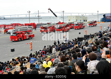 Tokio, Japan. 6. Januar 2015. Positionen für die Anzeige von herrlichen Spray des Wassers in ein neues Jahr-Parade der Feuerwehrleute in Tokio auf Dienstag, 6. Januar 2015 Leiter LKW einnehmen. Einige 130 Feuerwehrfahrzeuge und fünf Hubschrauber zusammen mit 2700 Mitarbeiter nahmen an der jährlichen Übungen von Feuerwehr und Rettung. Bildnachweis: Natsuki Sakai/AFLO/Alamy Live-Nachrichten Stockfoto