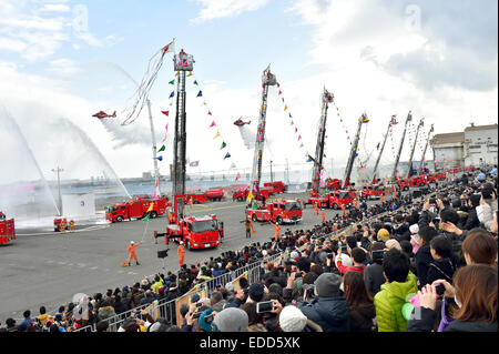 Tokio, Japan. 6. Januar 2015. Während ein neues Jahr-Parade der Feuerwehrleute in Tokio auf Dienstag, 6. Januar 2015 anzeigen Leiter LKW herrliche Spray des Wassers. Einige 130 Feuerwehrfahrzeuge und fünf Hubschrauber zusammen mit 2700 Mitarbeiter nahmen an der jährlichen Übungen von Feuerwehr und Rettung. Bildnachweis: Natsuki Sakai/AFLO/Alamy Live-Nachrichten Stockfoto