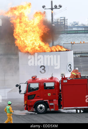 Tokio, Japan. 6. Januar 2015. Feuerwehrfahrzeuge der Feuerwehr von Tokio nachweisen Brandbekämpfung Fähigkeiten, während ein neues Jahr-Parade der Feuerwehrleute in Tokio auf Dienstag, 6. Januar 2015. Einige 130 Feuerwehrfahrzeuge und fünf Hubschrauber zusammen mit 2700 Mitarbeiter nahmen an der jährlichen Übungen von Feuerwehr und Rettung. Bildnachweis: Natsuki Sakai/AFLO/Alamy Live-Nachrichten Stockfoto