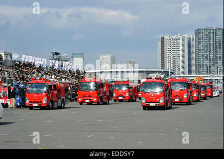 Tokio, Japan. 6. Januar 2015. Feuerwehrfahrzeuge der Feuerwehr von Tokio parade vorbei an der Tribüne in ein neues Jahr-Parade der Feuerwehrleute in Tokio auf Dienstag, 6. Januar 2015. Einige 130 Feuerwehrfahrzeuge und fünf Hubschrauber zusammen mit 2700 Mitarbeiter nahmen an der jährlichen Übungen von Feuerwehr und Rettung. Bildnachweis: Natsuki Sakai/AFLO/Alamy Live-Nachrichten Stockfoto