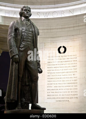 Im Inneren der Thomas Jefferson Denkmal, WASHINGTON, DC mit der Declaration of Independence im Hintergrund Stockfoto