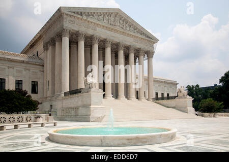 Supreme Court Building, Washington DC von der Seite mit Blick auf den Brunnen Stockfoto