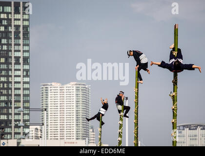 Tokio, Japan. 6. Januar 2015. Mitglieder des Vereins Edo Firemanship Erhaltung balancieren auf Bambus Leitern während ein Neujahrs Demonstration von Feuerwehrleuten in Tokio am Dienstag, 6. Januar 2015. Einige 2.700 Feuerwehr und Rettungsdienst-Personal nahm an der jährlichen Bohrer. Bildnachweis: AFLO/Alamy Live-Nachrichten Stockfoto