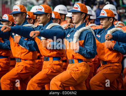 Tokio, Japan. 6. Januar 2015. Mitglieder des Tokyo Fire Department Hyper Rescue Teams marschieren während ein Neujahrs Demonstration von Feuerwehrleuten in Tokio am Dienstag, 6. Januar 2015. Einige 2.700 Feuerwehr und Rettungsdienst-Personal nahm an der jährlichen Bohrer. Bildnachweis: AFLO/Alamy Live-Nachrichten Stockfoto