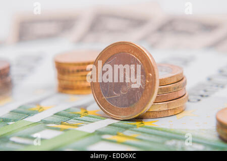 Euro Geld. Mehrere Euro-Münzen und Banknoten. Makro Stockfoto