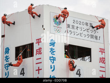 Tokio, Japan. 6. Januar 2015. Mitglieder des Tokyo Fire Department Hyper Rescue Teams zeigen eine Rettungsaktion während ein Neujahrs Demonstration von Feuerwehrleuten in Tokio am Dienstag, 6. Januar 2015. Einige 2.700 Feuerwehr und Rettungsdienst-Personal nahm an der jährlichen Bohrer. Bildnachweis: AFLO/Alamy Live-Nachrichten Stockfoto