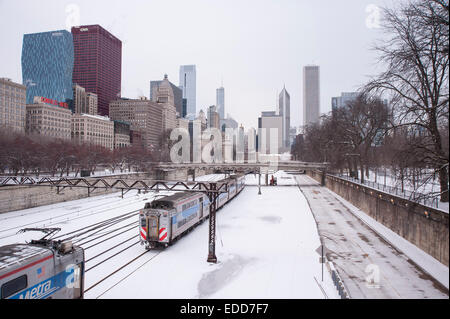 Chicago, USA, 5. Januar 2015.  Nach über Nacht Schnee, Menschen in der Stadt, die Rückkehr zur Arbeit nach den Ferien erlebt Temperaturen von-16C (-4F).  Schwere und kälteren Wetter bekannt als die "Alberta Clipper" dürfte.  Im Bild: Metra Pendelzüge auf verschneite Gleise in der Nähe von Millennium Park.  Bildnachweis: Stephen Chung/Alamy Live-Nachrichten Stockfoto