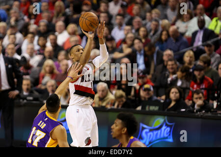 Portland, Oregon, USA. 5. Januar 2015. DAMIAN LILLARD (0) schießt einen Dreier. Die Portland Trail Blazers spielen die Los Angeles Lakers am Moda Center am 5. Januar 2014. Bildnachweis: David Blair/ZUMA Draht/Alamy Live-Nachrichten Stockfoto