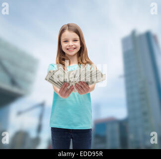 kleine Mädchen geben Dollar Bargeld lächelnd Stockfoto