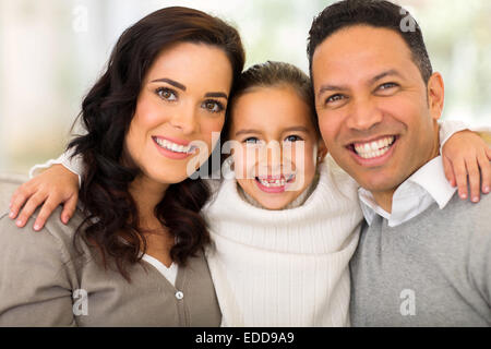 Porträt von hübsches kleines Mädchen umarmt ihren Eltern zu Hause Stockfoto