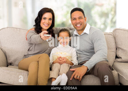 junge Familie vor dem Fernseher im Wohnzimmer zu Hause Stockfoto