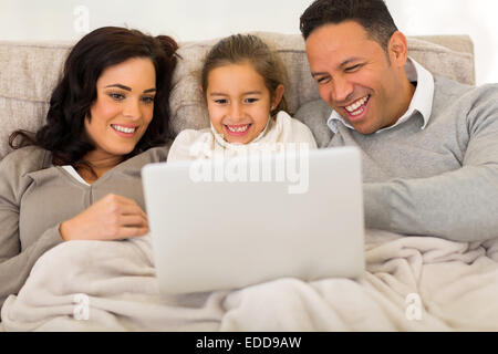 moderne Familie mit Laptop-Computer zu Hause Stockfoto