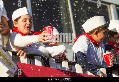 Kinder werfen Konfetti von Float an Karneval in Las Palmas, Gran Canaria, Kanarische Inseln Stockfoto