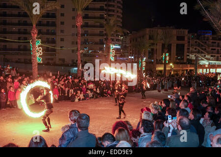 Benidorm, Spanien. 5. Januar 2015. Heute "Dia de Los Reyes Magos" die Heiligen drei Könige aus dem Nahen Osten, Melchor, Gaspar und Baltazar kommen in Benidorm und nachdem eine Parade durch die Straßen um das Rathaus einschließlich, Esel schwimmt, Pferde und sogar ein Schwarm Gänse, die Könige verlassen ihre Geschenke für die Kinder in die Krippe. Feuertänzer in die Parade. Bildnachweis: Mick Flynn/Alamy Live-Nachrichten Stockfoto