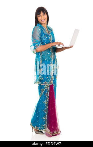 Seitenansicht der junge indische Frau in Saree mit laptop Stockfoto