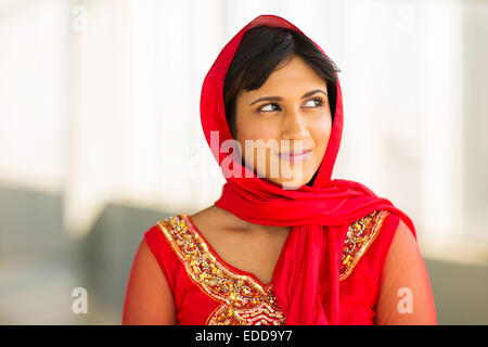 schöne junge indische Frau Blick zur Seite Stockfoto