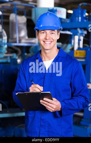 gut aussehend Werksleiter im Produktionsbereich Stockfoto