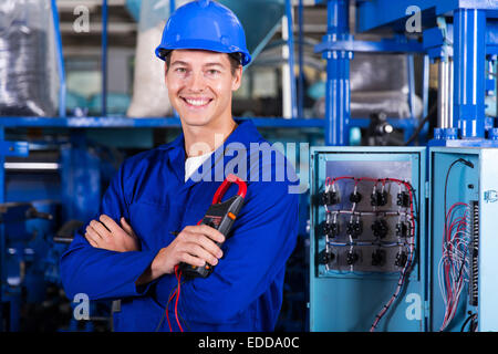 fröhliche junge industrielle Techniker in die Kamera schaut Stockfoto