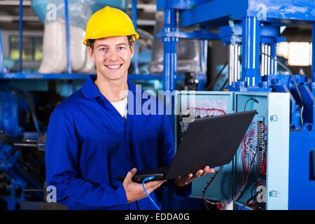 Porträt von männlichen Ingenieur mit Laptop-Computer in Fabrik Stockfoto