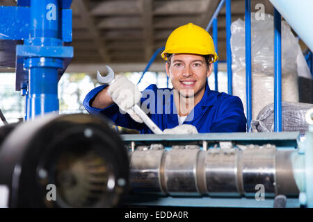 glücklich, moderne Arbeiterin in Fabrik Stockfoto