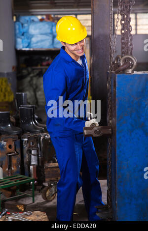 Arbeiter mit großen Hammer in Werkstatt Stockfoto