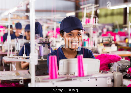 ziemlich afrikanischen Textilarbeiterin Nähen Stockfoto