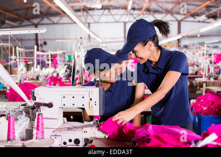 schöne blaue Arbeiter arbeiten diskutieren Stockfoto